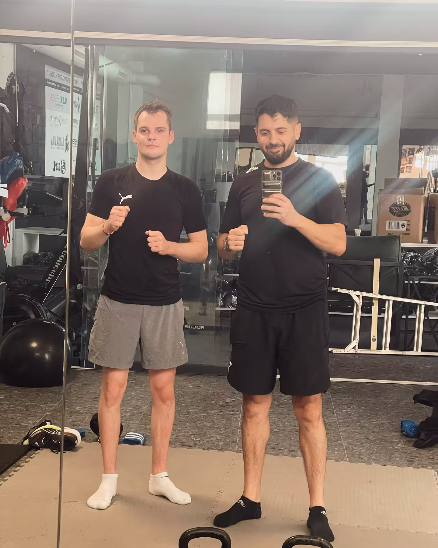 Trainer AKN met klant tijdens personal training
