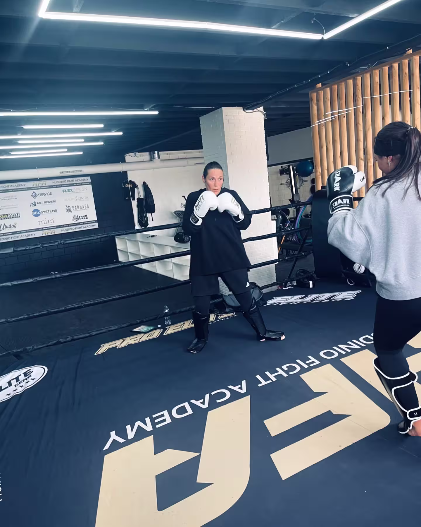 Coach AKIN van Healthy Center tijdens bokstraining